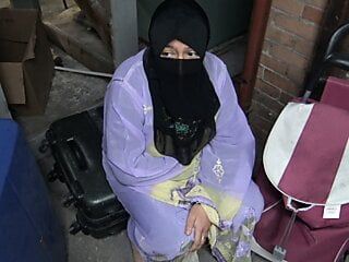 Atrapé a un refugiado musulmán en el sótano de mi madre - ella me dejó follar su culo