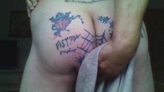 Пирсингованная, накачанная татуированная задница киски
