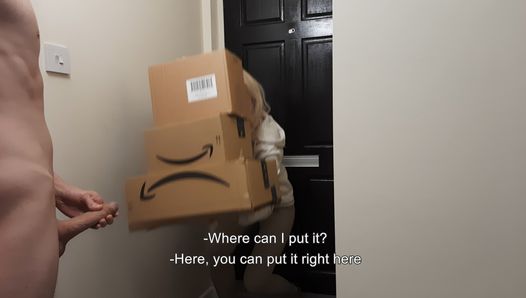 A entregadora da Amazon não resistiu a se masturbar nua.
