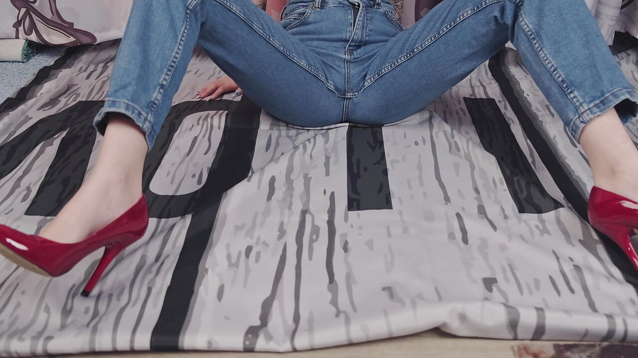 Eva hizo pis en sus jeans, los mojó