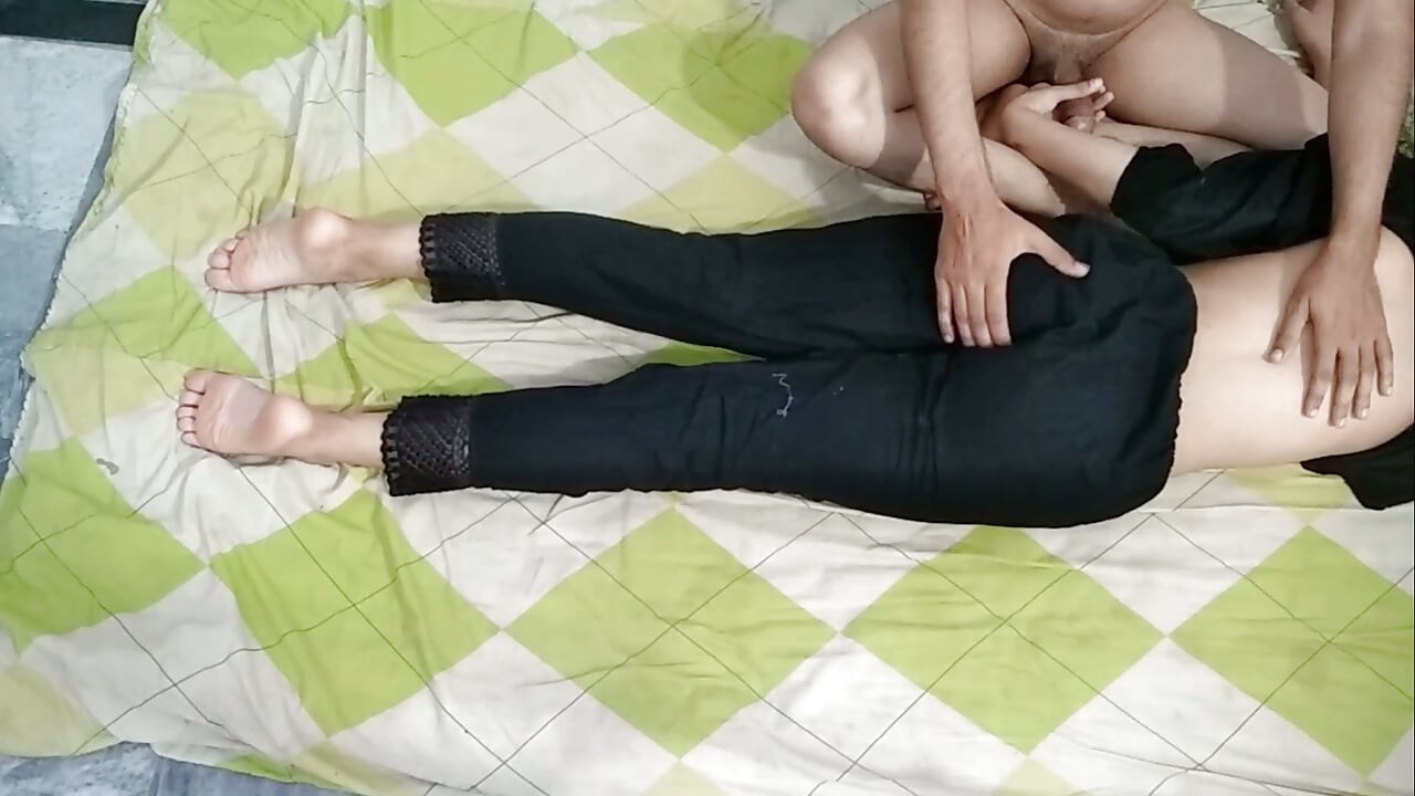 Спокойный день даёт двум взрослым индийцам время насладиться обществом друг друга и провести особенный интимный момент (18+)