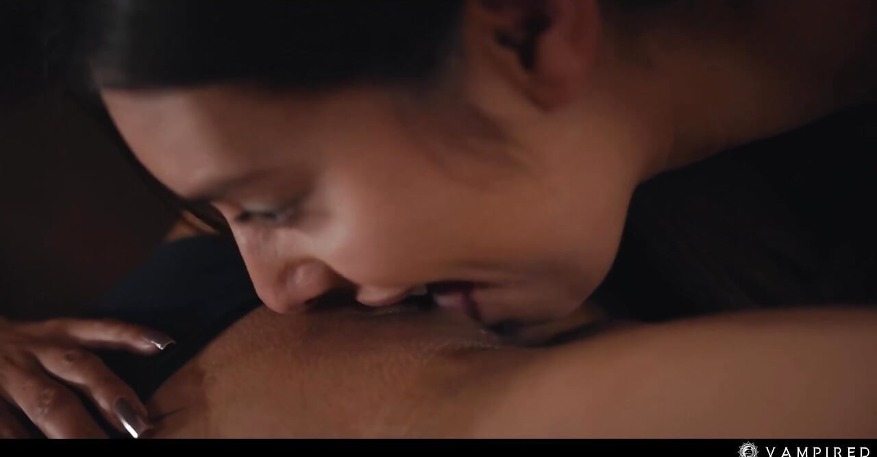 Latina hipnotizada para submissão - Canela Skin e Shelena Vampire, dominação lésbica