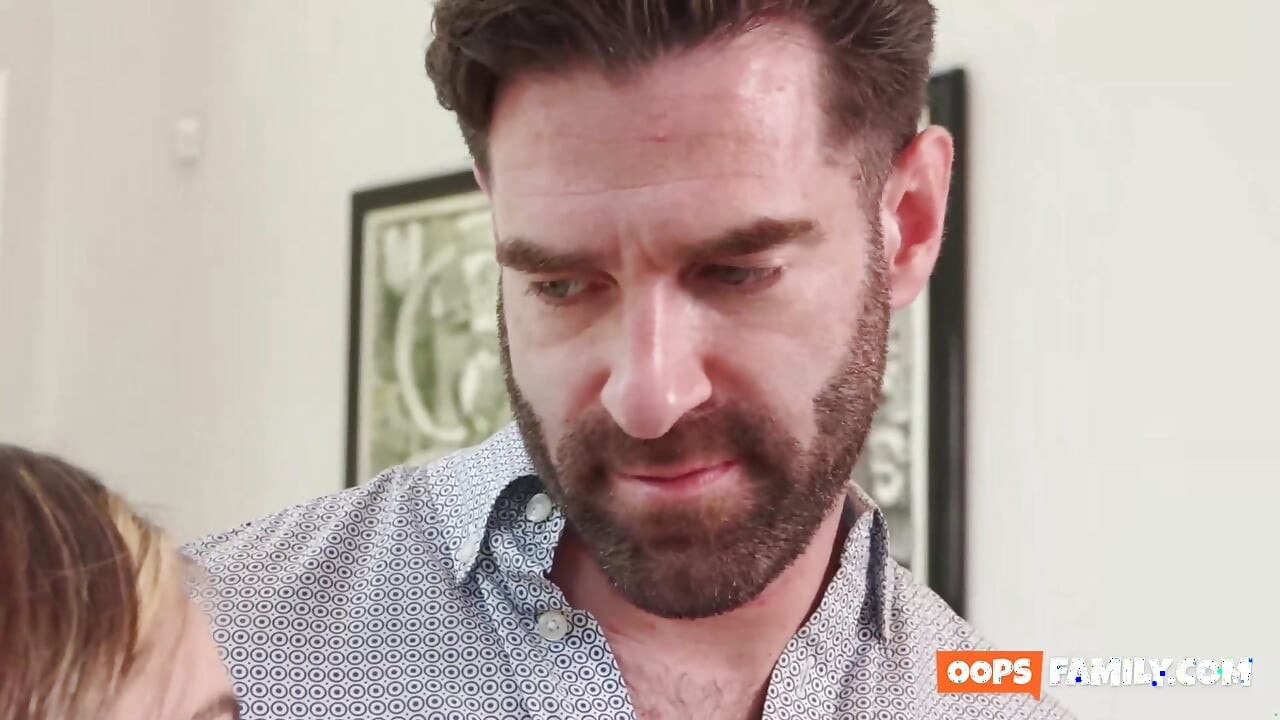 A vida do padrasto de Demi Hawks tornou-se desagradável quando ele se deparou com o maior e mais louco pornô XXX.