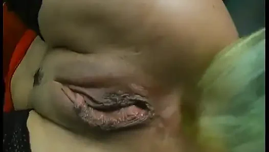 Cewek rambut cokelat dengan stoking ketat ini lagi asik muasin lubangnya pakai mainan seks, makanan, dan botol