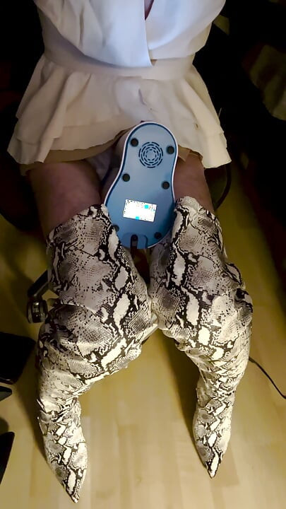 OverTheKneeLover's Self-Pleasure Focus: Crossdressing, Snakeskin Boots & Autoblowing