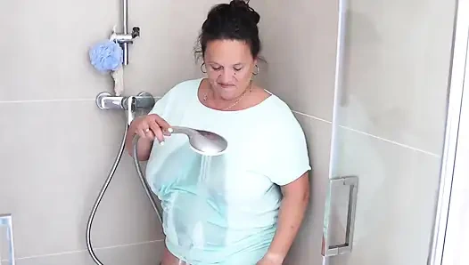 Reife brünette mit massiven titten wird dampfend in der dusche