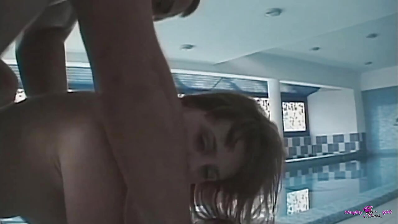 漂亮的红发女郎炫耀她的大屁股, 并在群交中被操小穴.