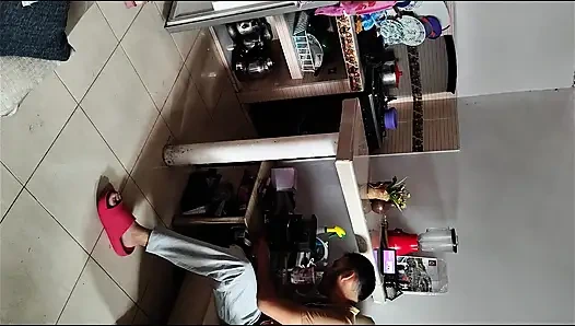 Секс на кухне, мачеха в пижаме с денудой, трахается дома