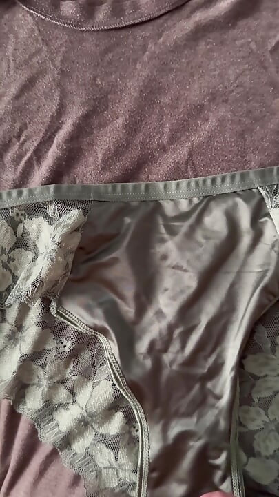 Crot di celana dalam istri 14