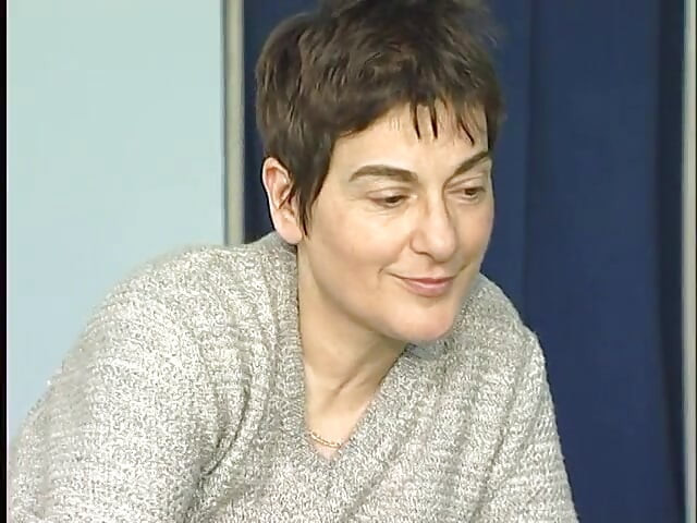 Cabelo curto maduro recebe punhos e fodida