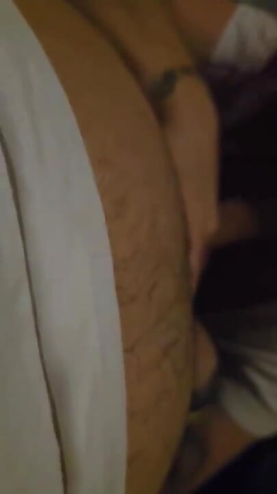 Gordinha milf chupa um pau gordo e baba tudo sobre ele