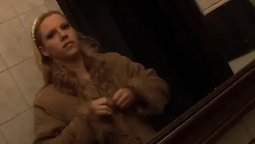 Эта красивая грудастая девушка мастурбирует на улице и делает минет дома