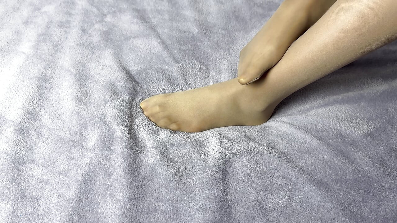 Thư ký mặc quần tất nylon thích đôi chân dài của mình