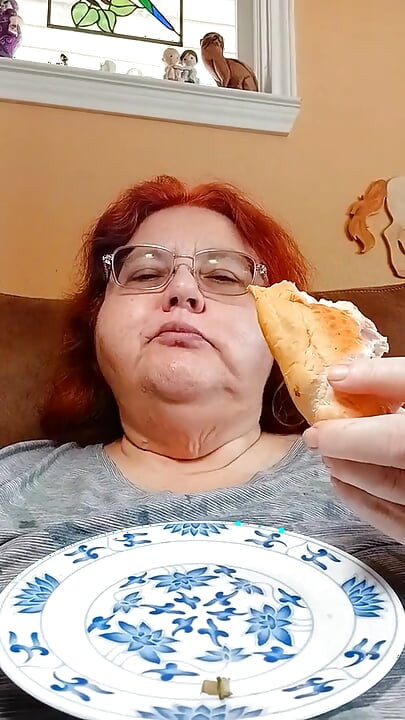 Jedzenie bułeczki kanapki Bolo dla grubej dziewczyny jedzącej fanów!