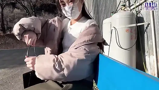 Kalabalık gözlerin dik uçlarında ateşli, sıkı bir tepenin ateşlendiği çıplak meme yürüyüşü faz.3