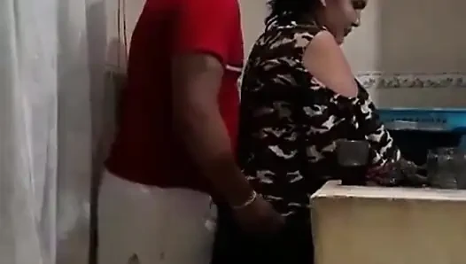 Karyawan ngentot waktu lagi cuci piring - istriku hampir mergokin kami lagi cuci piring