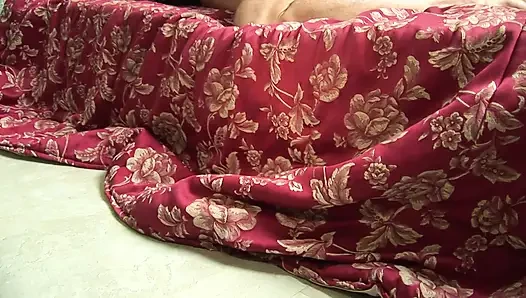 Tante semok ini nyepong kontol cowok ini sampai mulutnya dicrot sperma hangat