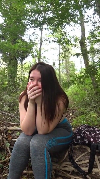 Ohromující okamžik z "VŠICHNI SE DÍVAJÍ! NAUČNÉ KRÁSNÉ VIDEO JSEM ZKOUŠEL a byli jsme přistiženi v lese!)"