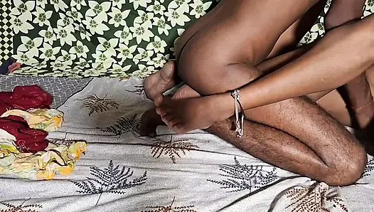 Desixxxgold seksisali baldızımı sarı bir elbiseyle açıyor, yatakta domaltarak amına tam gaz giriyor