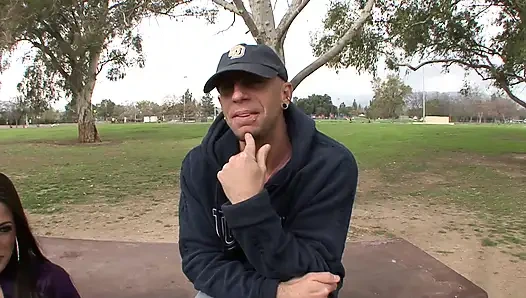 Büyük memeli esmer sert yarak düşkünü sikiliyor