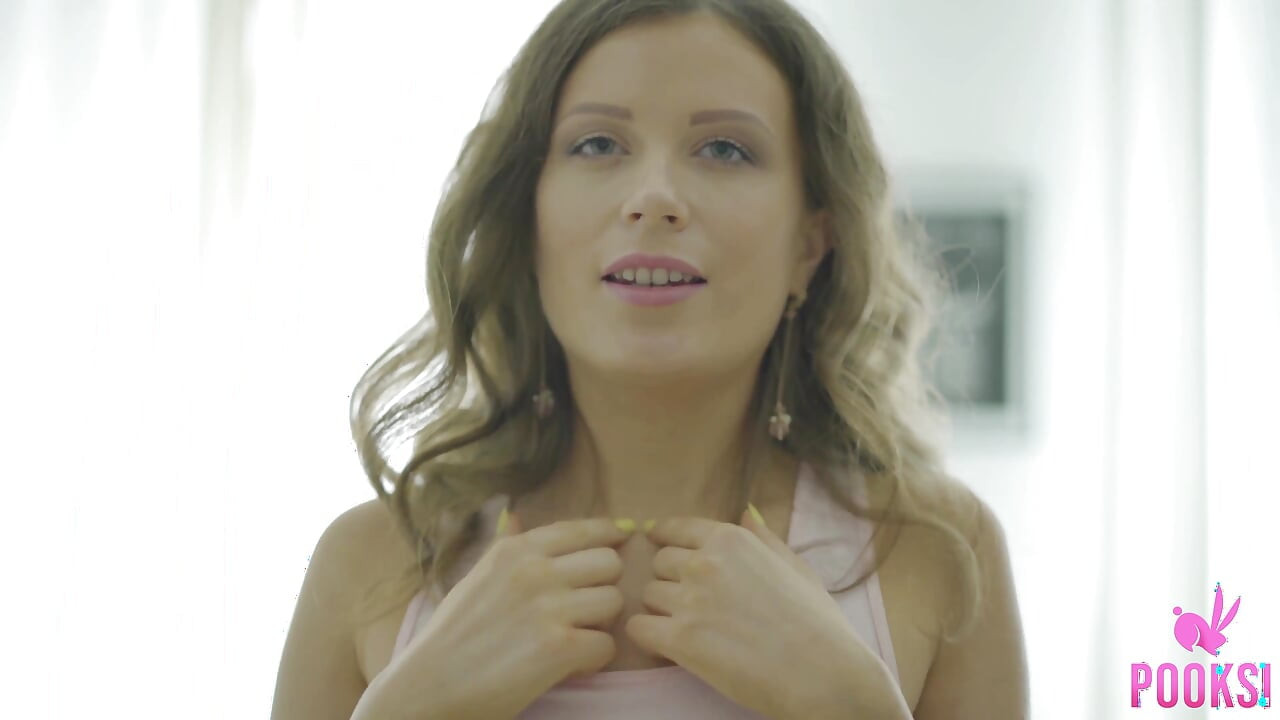 Tinejdžerka ravnih sisa Mila prstima svoju mladu pičku dok ne svrši