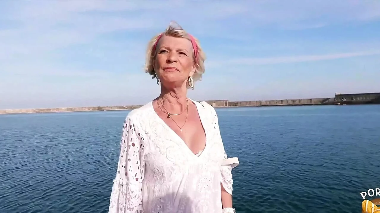 Eva 70 yaşında ve hala iki güzel yarak istiyor