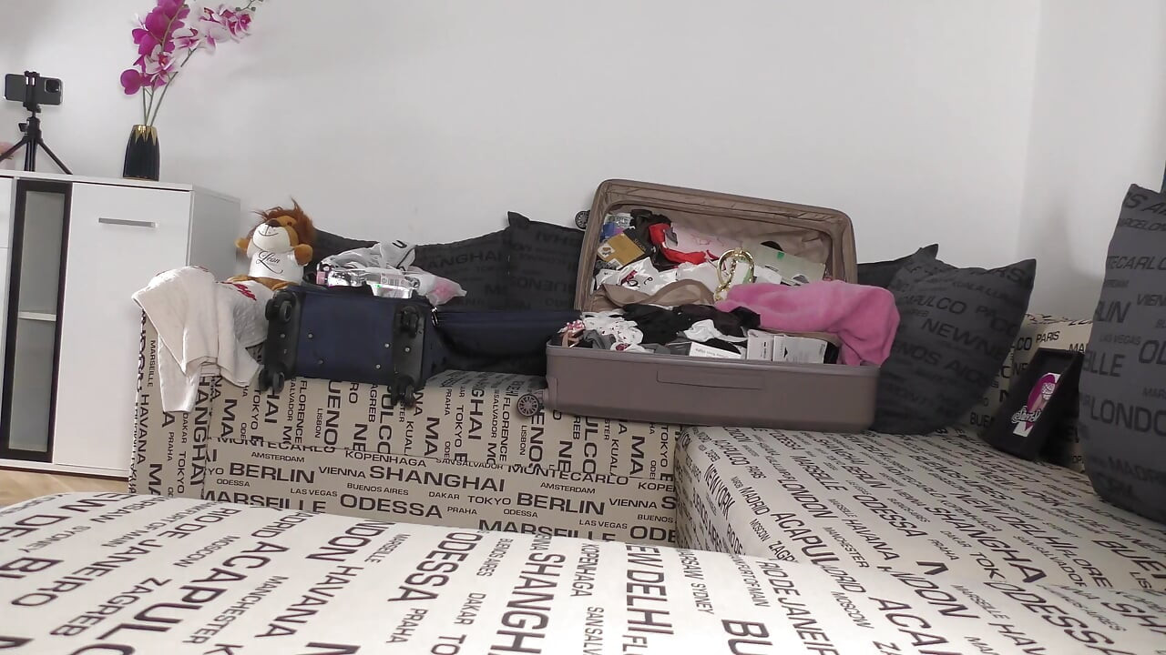 Dwie dziewczyny jeden facet Impreza Wigilijna z dużą ilością precum i niekończącym się kutasem dokuczania na wyzwanie ręcznej roboty