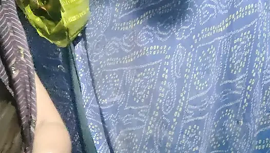 Evli kadın genç amcığını kocasına gösteriyor