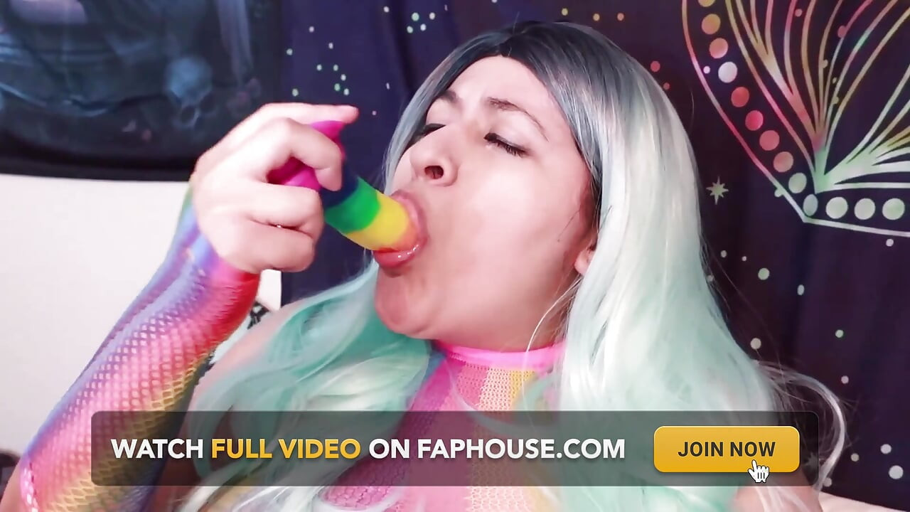 Rave girl leker med sin favoritleksak