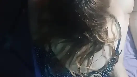 Kurzes kleid und magische hände auf der Matratze