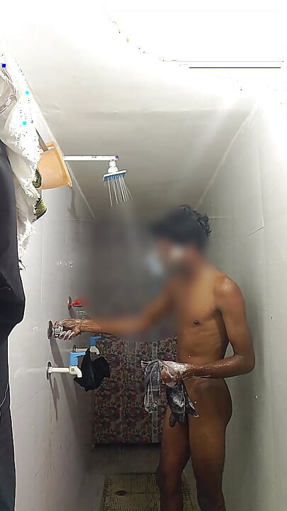Bathroom me nage nahane wala video