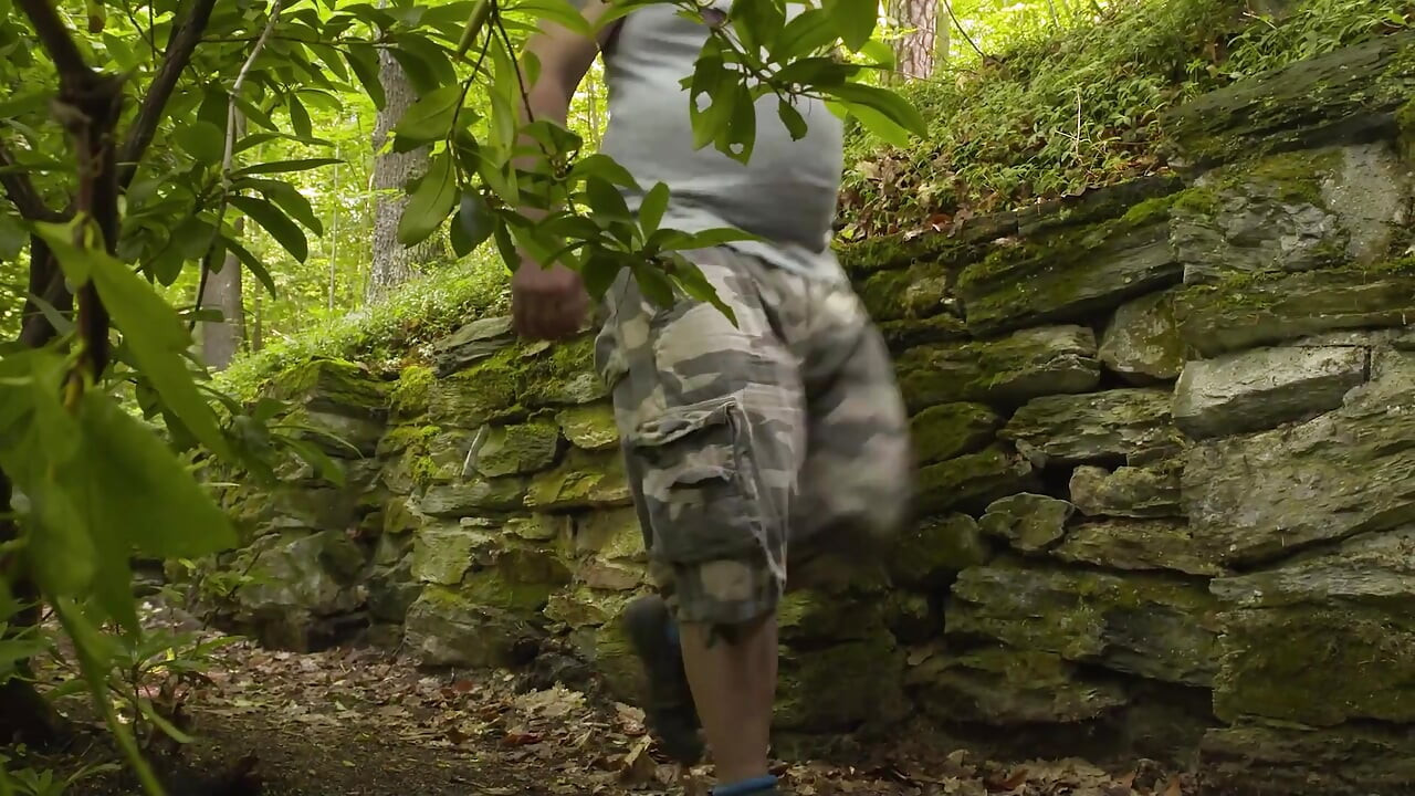 Hete meid werd betrapt op masturberen buitenshuis en werd geneukt door een vreemde