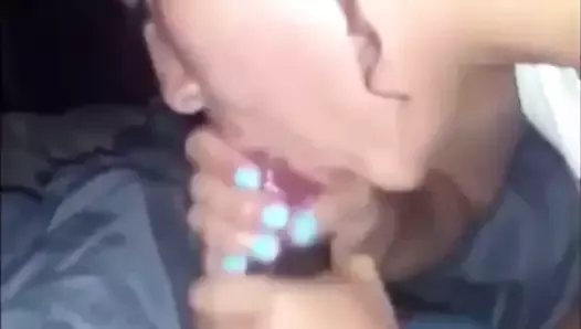 Sa copine prend une grosse bite noire et avale du sperme