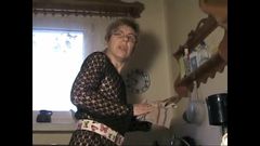 Babcia w rajstopach szarpie się w kuchni