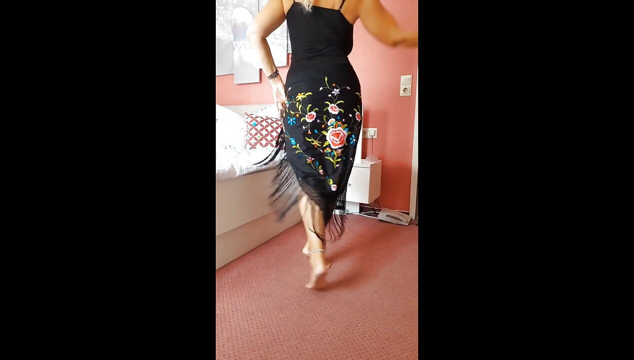 Selena's dancing and sex games in a warm light