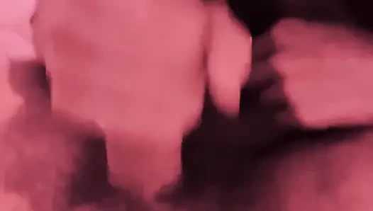 O ve kocası bizi eğlenirken izlerken arkadaşımın kocasının tüm yarağını emiyor