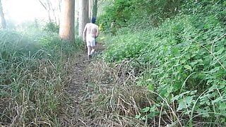 Caminata desnuda al aire libre de comienzo a fin a través de bosques y campos