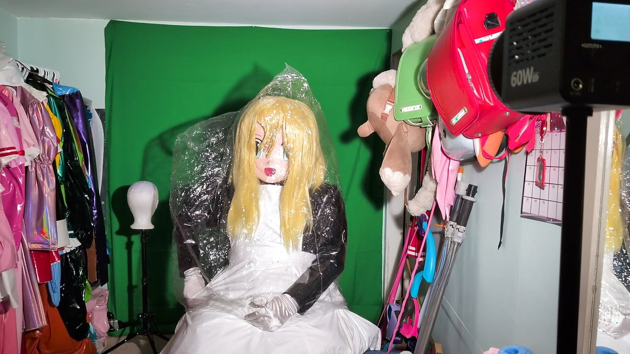 Người giúp việc Kigurumi chơi trò chơi thở với túi xách
