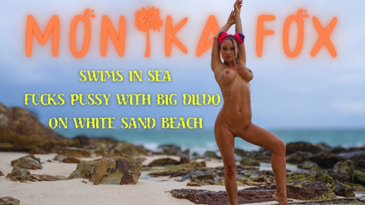 Monika Fox pliva u moru i jebe pičku velikim dildom na bijeloj pješčanoj plaži