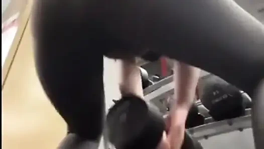 Aku melatih pantat montokku masturbasi di gym di tempat umum Seks anal. Squirting