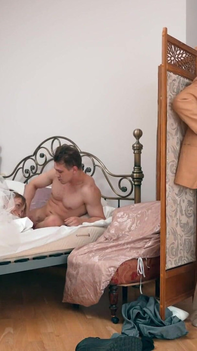 BRIDE4K. Slutty bride is cheating on the groom with 2 dicks at once | Clip 3