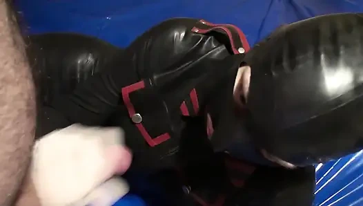 Lateks maskeli Lateks Danielle oyuncağına masaj yapıyor