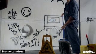 Секс в писсуаре с двумя татуированными мужчинами-трусиками в публичном туалете