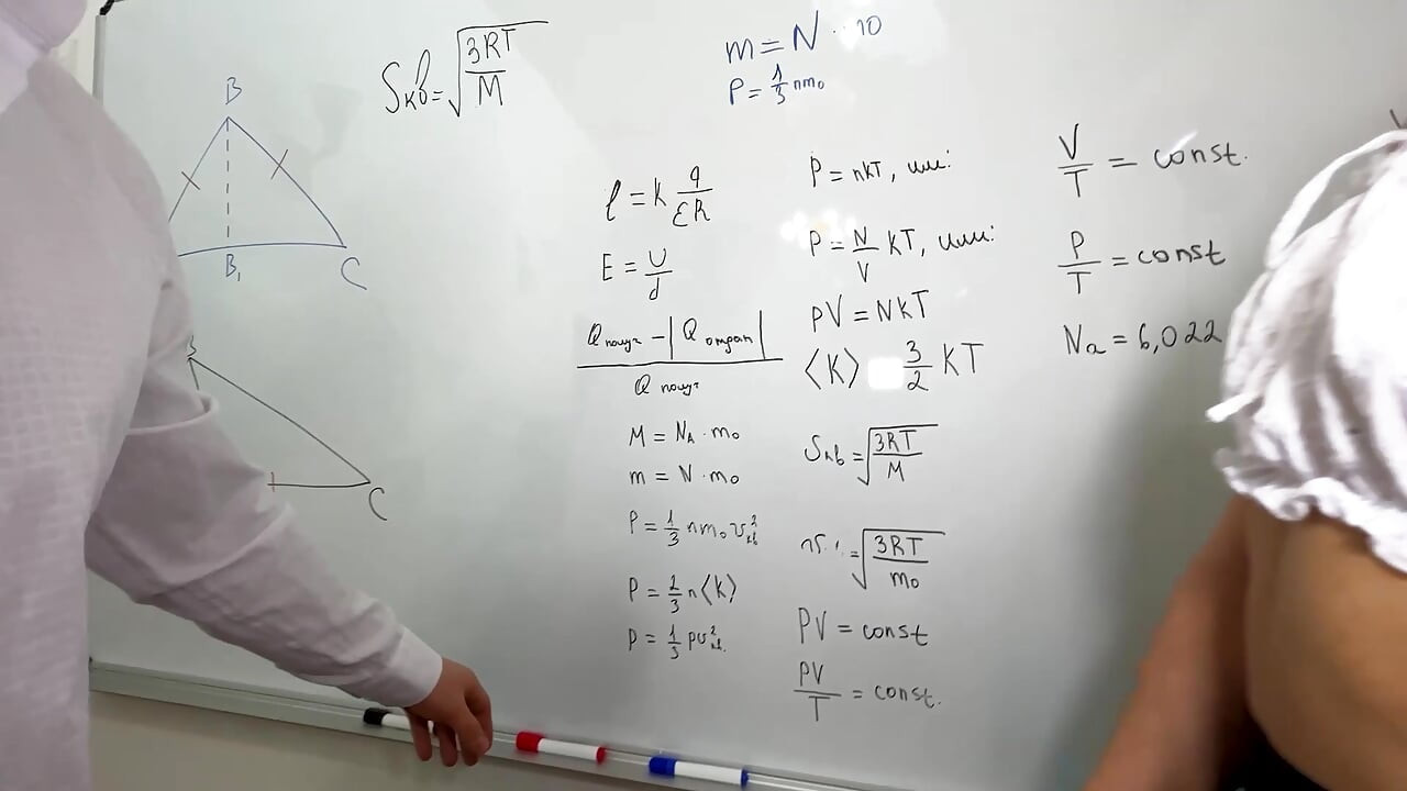 أتسلل إلى غرفته فقط لأمتد مؤخرتي