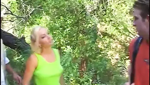 Wunderschöne süße genießt ihre löcher hart geknallt, nachdem sie einen blowie gegeben hat