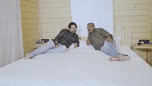 İKI ÜVEY ERKEK KARDEŞ SERT GRUP SEKSININ TADıNı ÇıKARMAK IÇIN DÜZENLI OLARAK KARıSıNı DEĞIŞTIRIYOR