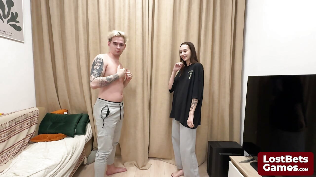 James และ Sofia มีส่วนร่วมในเกมตบมือแก้ผ้า