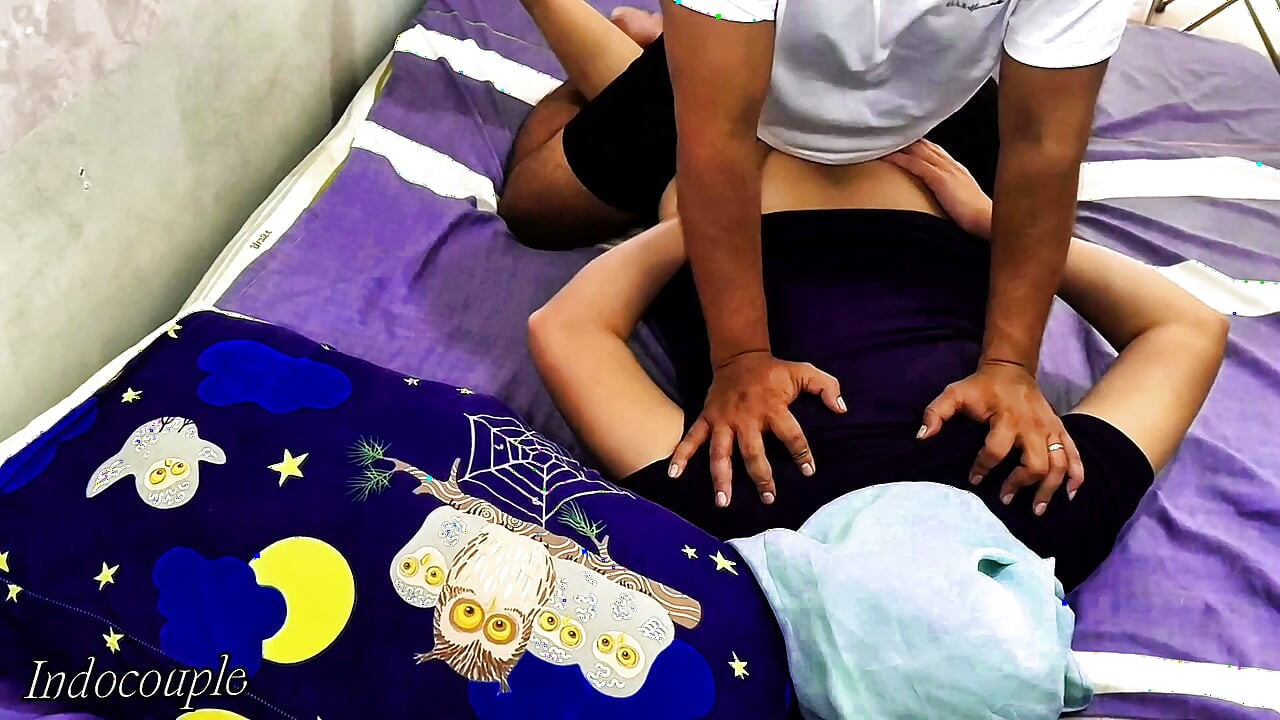 Panti pijat sensual sama gadis seksi dengan rok mini kebaya lagi asik pijat