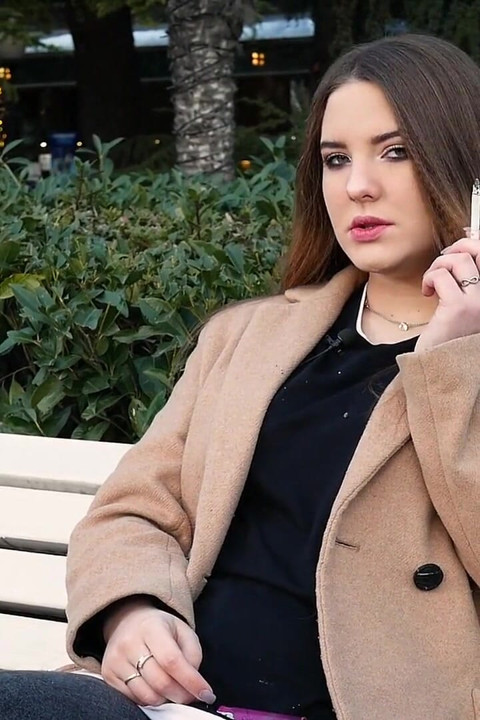 Gadis Rusia Lagi Asik Istirahat Makan Siang Sambil Merokok 3 Cigs Berturut-turut