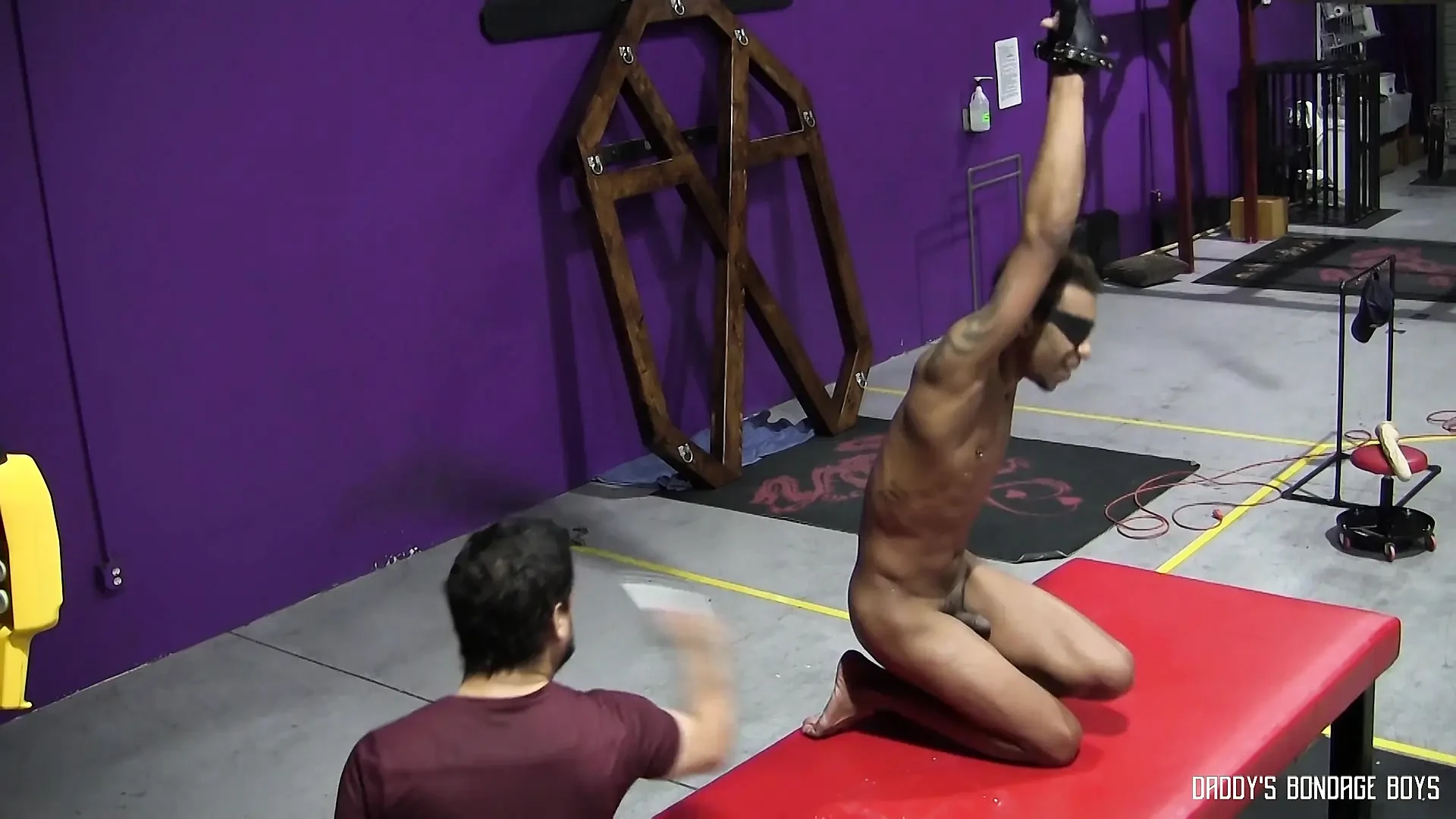 DaddysBondageboys: bare kale lnd vali adhinasth RT mastar Kaden sarkon dvara apni gand phailati aur kore lagati hai